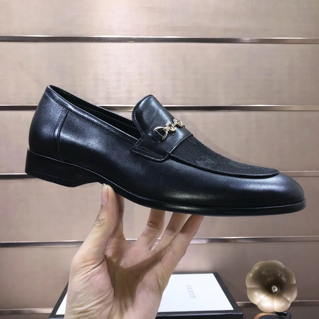 Factory batch 500💰Italy’s top luxury men’s shoe giant (GUCCI) (Gucci) (full cowhide lining) new arrival🍃Original European style🔰 Pleasant to the eye😍In order to make the shoes more durable and non-deformable🌀The production continues to follow traditional methods but there is still no lack of innovation💪The original sheepskin is selected for the leather♻️Smooth, natural and extra bright⭐Made of imported cowhide The rich man’s first choice 38-45 (45 customized)